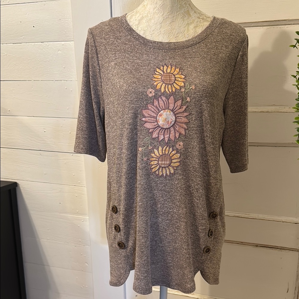 Women’s Top Size M Knit Short Sleeve Floral Applique and Button Accents Soft